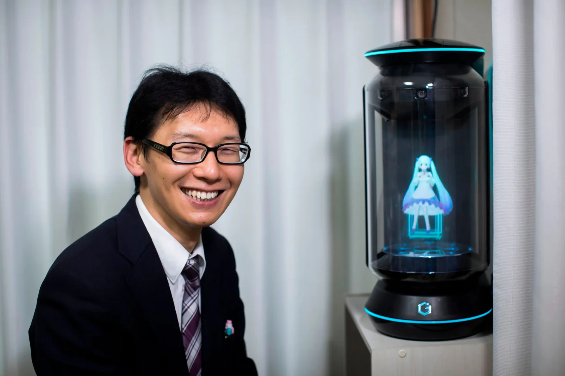 Hombre en Japón se casó con un holograma hecho con IA