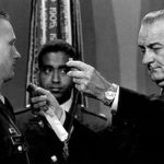 Existe un verdadero ‘Forrest Gump’ que fue disparado «en el pompis» y recibió una medalla de honor