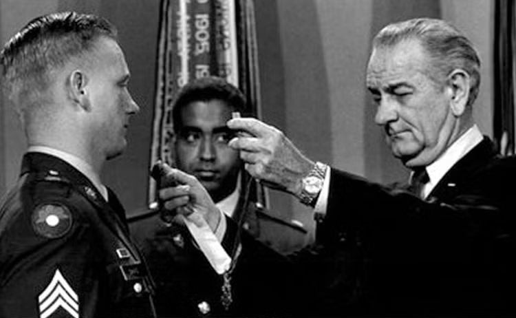 Existe un verdadero ‘Forrest Gump’ que fue disparado «en el pompis» y recibió una medalla de honor